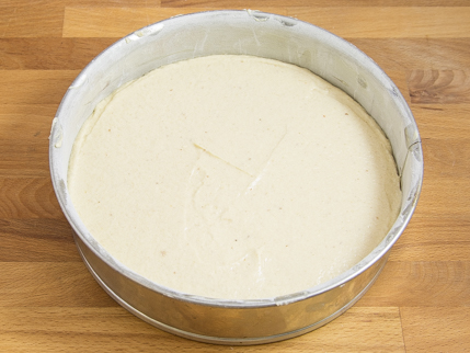 Pâte crue dans un moule à charnière placé sur une planche à découper