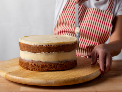 Lisser le glaçage sur les côtés d’un gâteau étagé