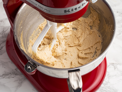 Cassonade dorée et beurre crémé dans le bol d’un batteur sur socle