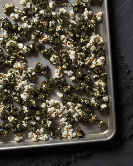 Maïs soufflé au caramel noir au matcha sur une plaque à pâtisserie