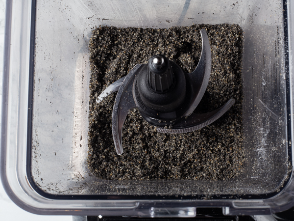 Graines de sésame blanches et noires grillées moulues dans un mélangeur