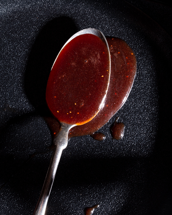 Cuillerée de sauce au caramel vin et fraises