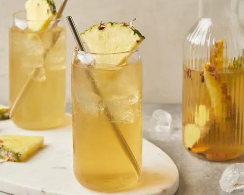 Deux tranches de pain grillé garnies de ricotta fouettée à la cassonade, de fraises et de radis tranchés, ainsi que de micro-pousses.