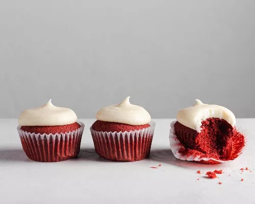 Trois cupcakes red velvet avec glaçage au fromage à la crème