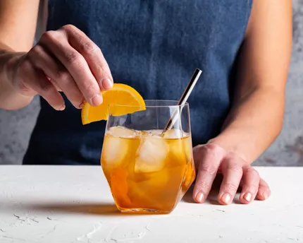 Cocktail au whisky et gingembre avec tranches d'orange