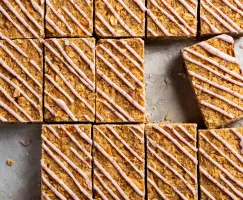 Barres avoine et pommes avec coulis citron-sumac découpées sur une plaque à pâtisserie