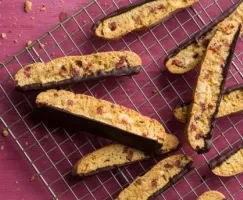 Biscotti trempés dans du chocolat, étalés sur une grille de refroidissement
