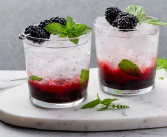 Deux tasses de bramble aux mûres