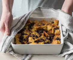 Pudding au pain challah avec chocolat et fruits séchés