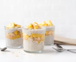 Parfait à la noix coco, ananas et graines de chia
