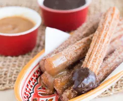 Churros avec une sauce cajeta et ganache au chocolat