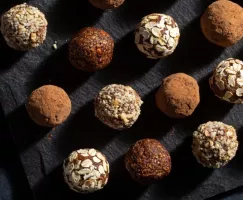 Un assortiment de boules aux figues enrobées de noix et de poudre de cacao