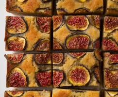Carrés amandes et figues découpés