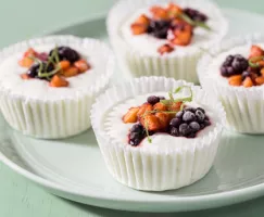 Coupelles de yogourt glacé aux nectarines et aux mûres 