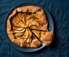 La galette est comme une tarte rustique: délicieuse, mais sans prétention. Voici une recette de pâte à galette classique et à to