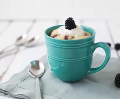 Gâteau dans une tasse à la mûre