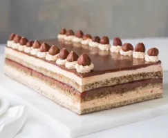 Gâteau opéra au chocolat au lait et aux cerises