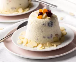 Un petit gâteau pashka avec amandes sur une assiette