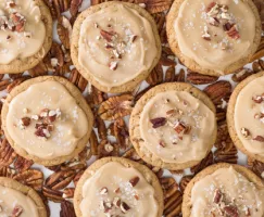 Biscuits aux pacanes et glaçage à la cassonade