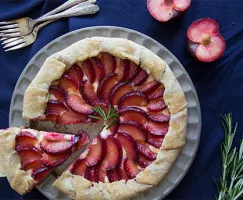 Tarte aux prunes, mascarpone et romarin