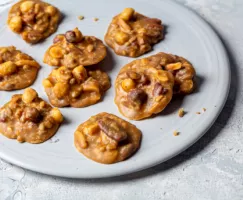 Pralines aux noix mélangées sur une assiette bleu clair