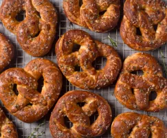 Bretzels cuits au four sur une grille de refroidissement