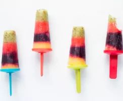 Sucettes glacées arc-en-ciel aux fruits