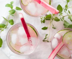 Cocktail à la rhubarbe, eau de rose et concombre