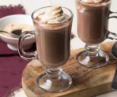 Deux tasses de chocolat chaud garnies de crème fouettée
