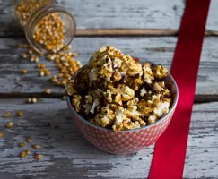 Maïs soufflé au caramel, au beurre d’arachides et au chocolat