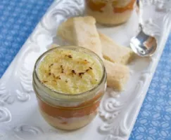 Pouding au riz avec sa confiture de lait, compote dabricot et sablé