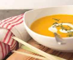Soupe aux carottes, noix de coco et cari
