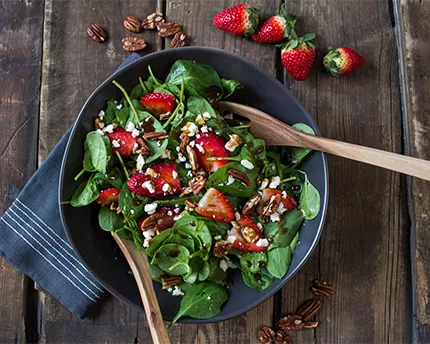 Salade d'épinards aux fraises et vinaigrette balsamique